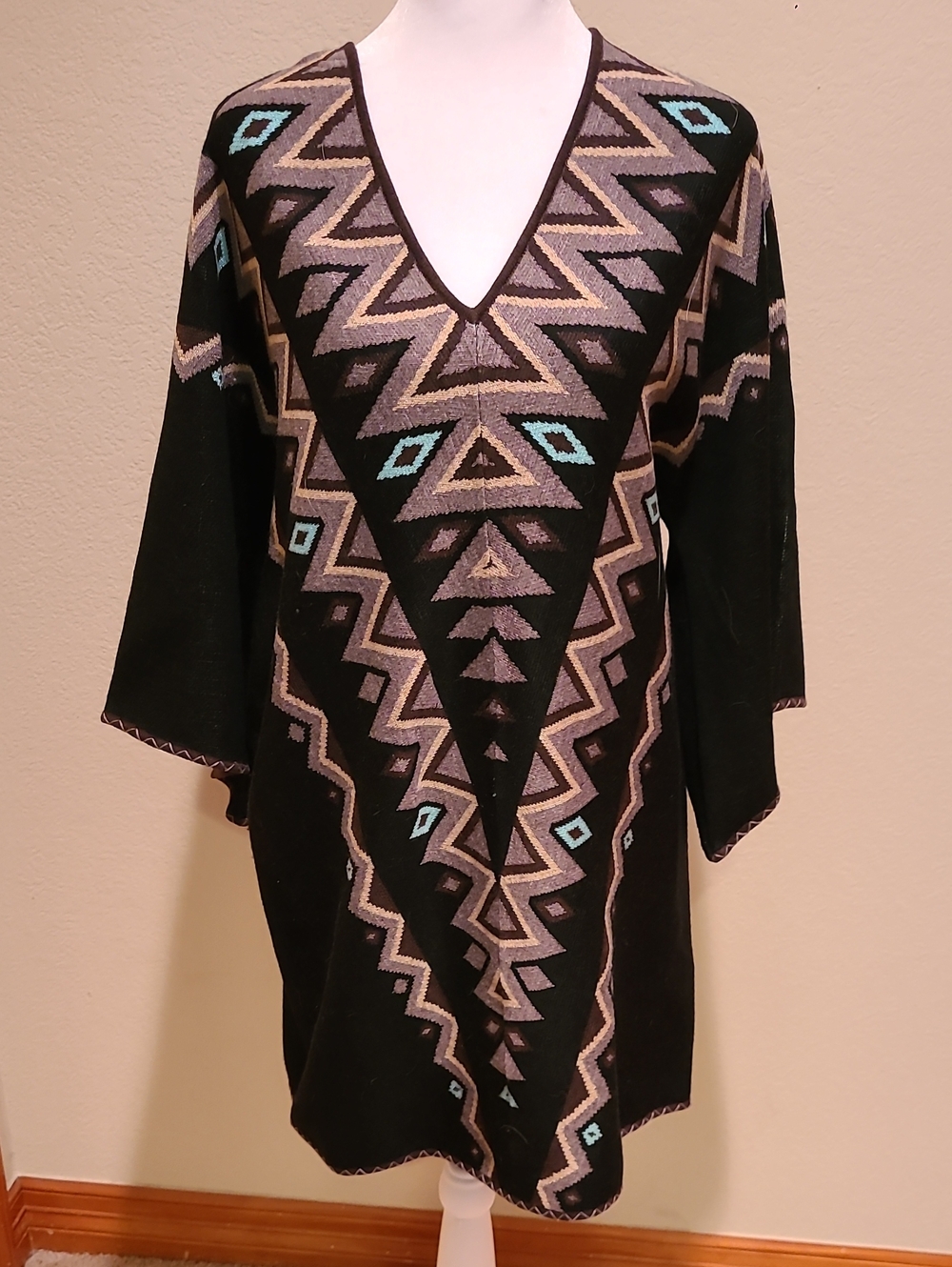 Wildheart Black Geometric V-Neck Women's Sweater Tunic Size M NWOT